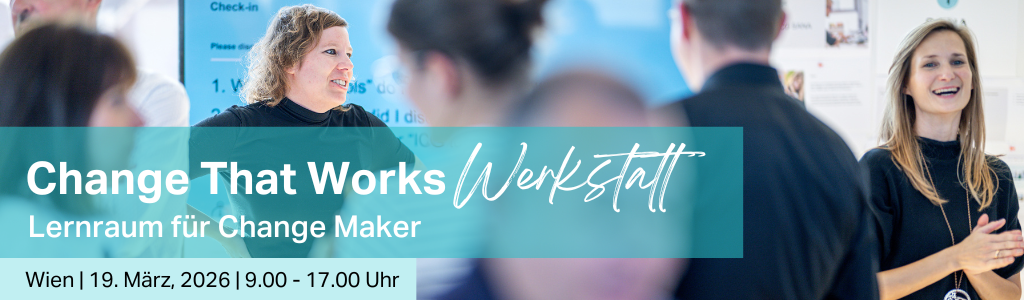 Foto von einer Gruppe von Personen in einem Eventsetting, darüber Schriftzug des Events