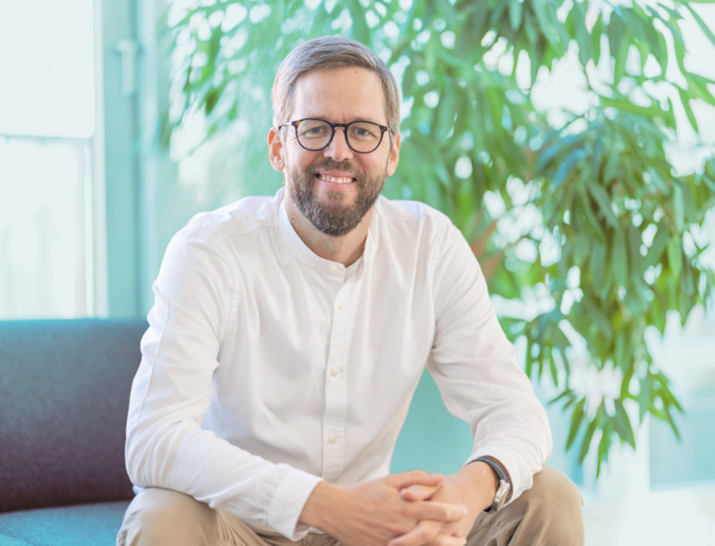 Mann in weißem Hemd auf Sofa