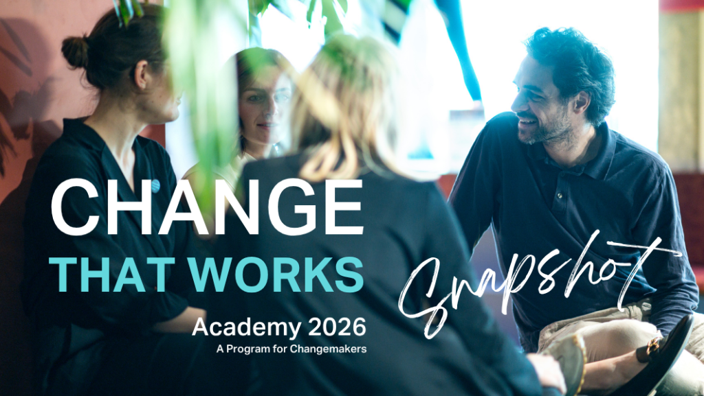 Bild von einer Gruppe von Personen, die sich sitzend im Kreis unterhält, daneben Ankündigung Event