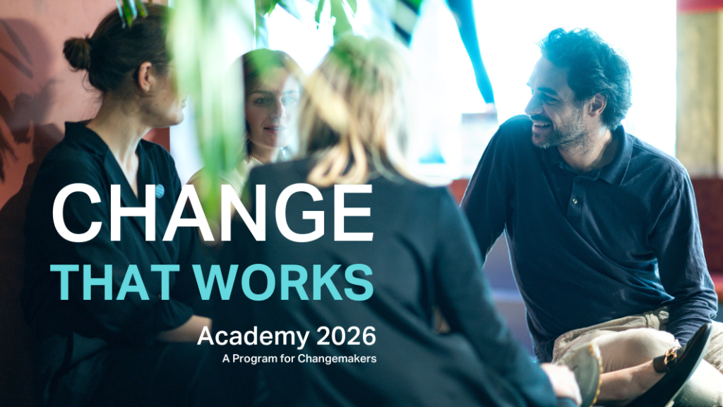 Junge Menschen im Kreis sitzend, im Gespräch, Schriftzug Change That Works Academy