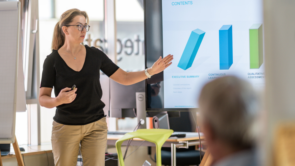 Frau vor Bildschirmpresentation mit Datenbalken