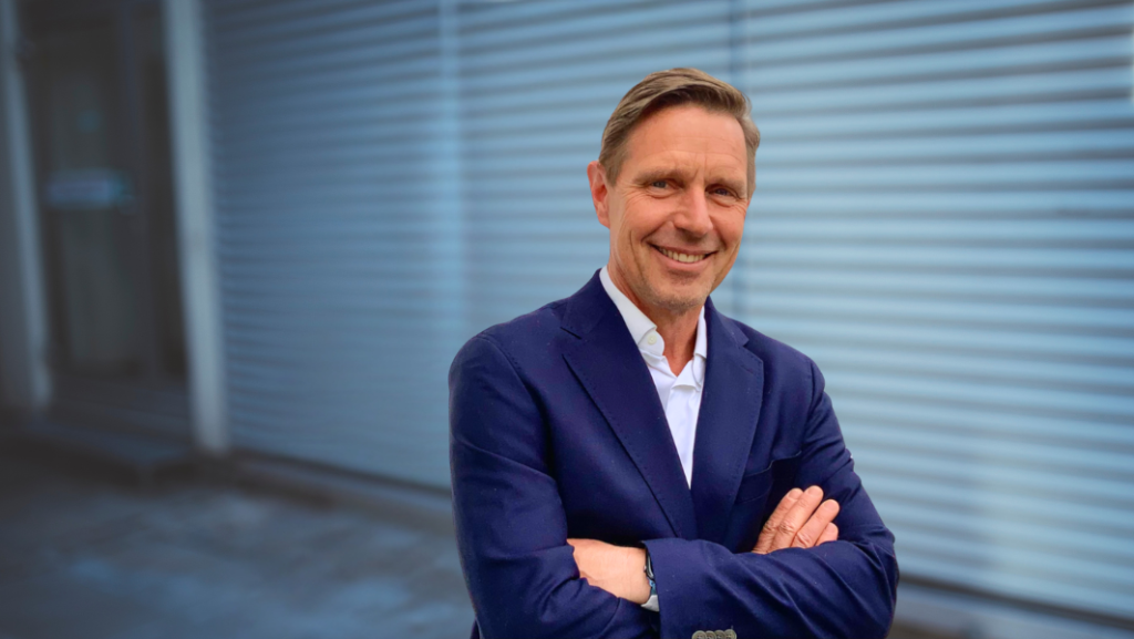Mann in Sakko vor Lammellen