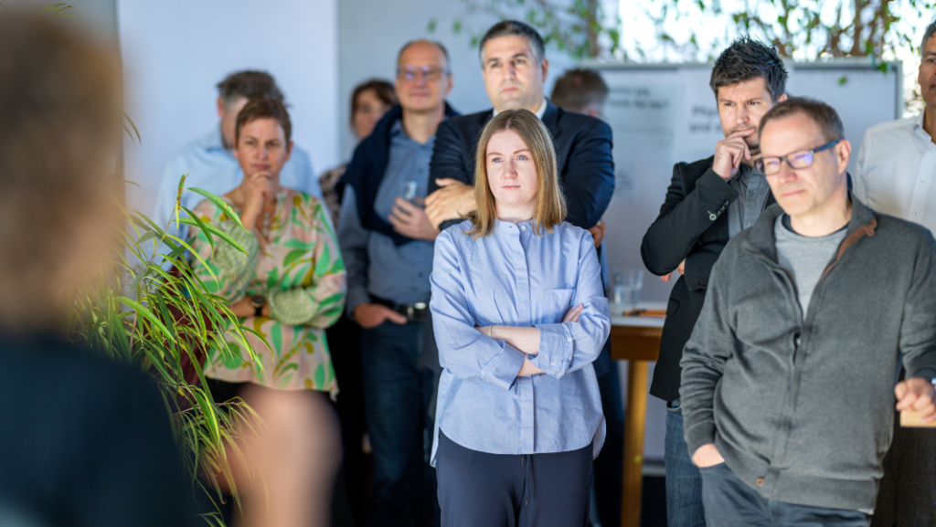 Gruppe von Menschen, die jemandem zuhört