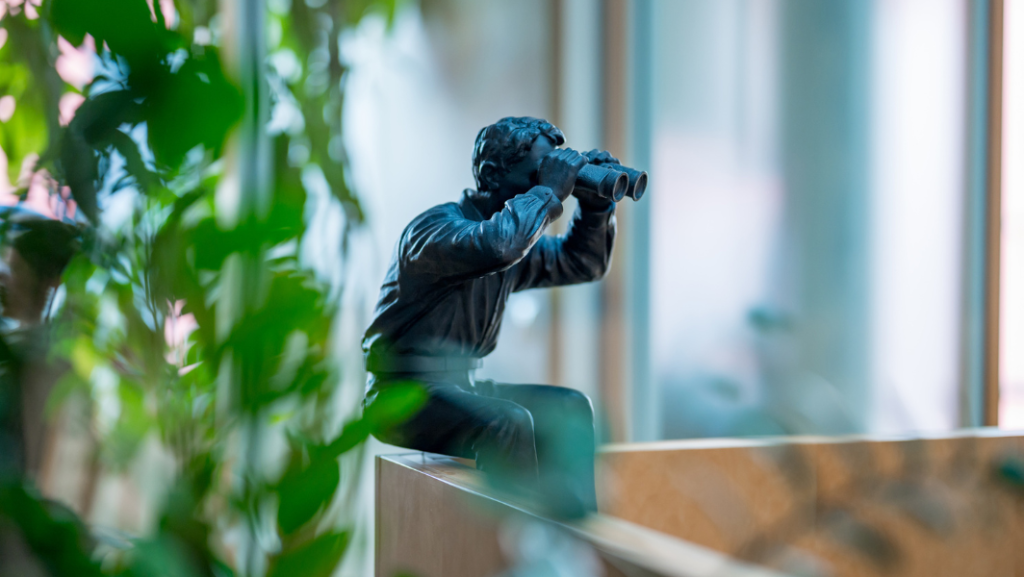 Sitzende Statue mit Ferngucker