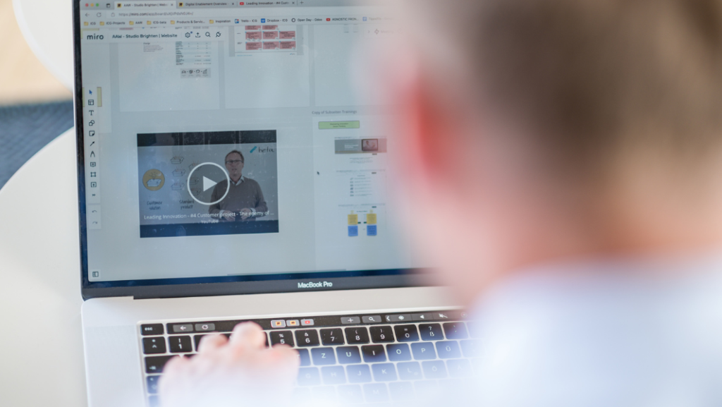 Leadership impulse: Mann vor Laptop mit Video Tutorial