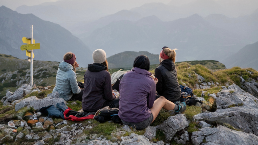 Vier Fauen von hinten auf Berg