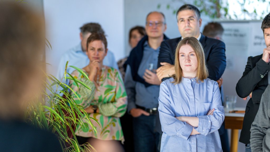 Gruppe Menschen die jemandem zuhört