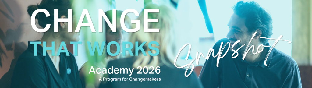 Bild von einer Gruppe von Personen, die sich sitzend im Kreis unterhält, daneben Ankündigung Event